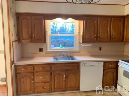 1470 Greenwood Dr, Piscataway NJ 08854-2039 exterior