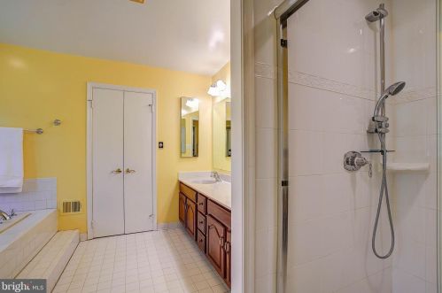 9400 Fox Hollow Dr, Rockville MD 20854-2083 exterior