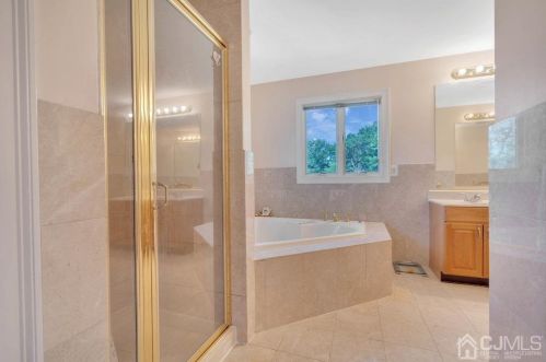 48 Farmhaven Ave, Edison NJ 08820-3220 exterior