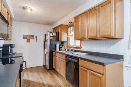 6 Chief St, Enfield CT 06082-5143 exterior