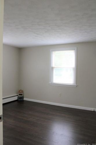 5 Play Rd, Enfield CT 06082-5148 exterior