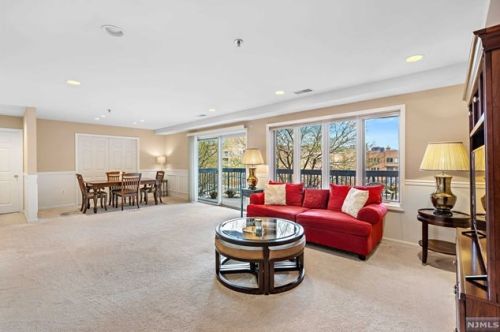 505 Smith Ct, Edgewater, NJ 07020-1668