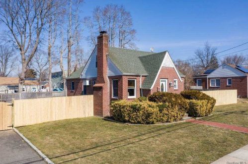 31 Leyden St, Huntington Station NY 11746-1825 exterior