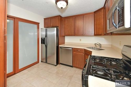 1037 Cambridge Ct, Mahwah NJ 07430-3249 exterior