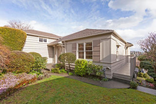 2422 Eyres Pl, Seattle, WA 98199-3718