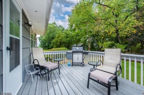 17 Coddington Ter, Livingston NJ 07039-3632 exterior