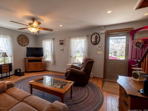 71 Hawthorne Ave, Derby CT 06418-1122 exterior