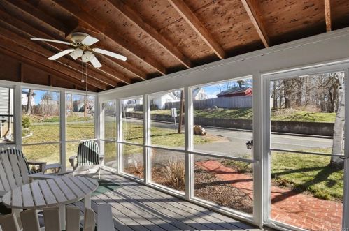 124 Center St, Windsor Locks CT 06096-2708 exterior