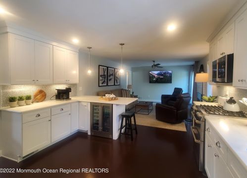 52 4 Winds Dr, Middletown NJ 07748-3141 exterior