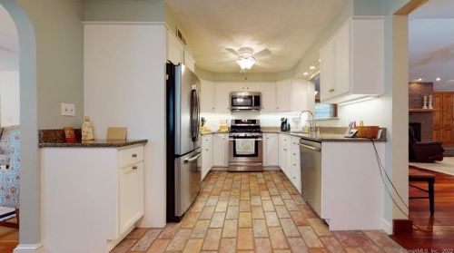 204 Edgemont Rd, Milford CT 06460-5009 exterior