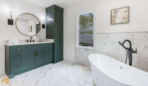 6160 Heards Creek Dr, Atlanta GA  30328-3635 exterior