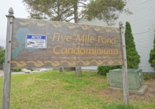 120 Lamplighter Ln, Springfield MA 01119-1675 exterior