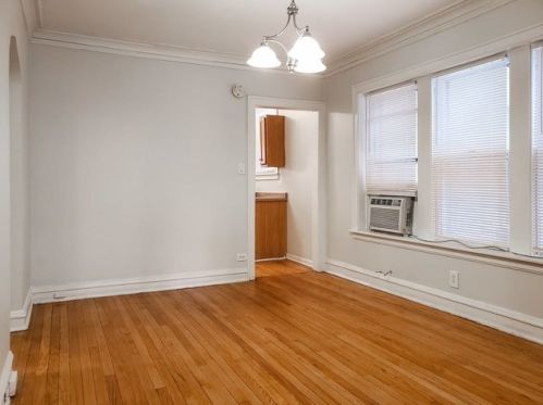 8516 Bennett Ave, Chicago IL 60649-4007 exterior