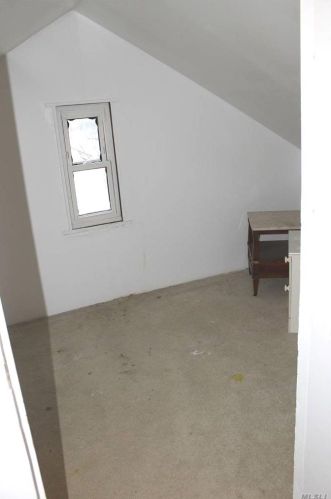 39 Waldinger St, Valley Stream NY 11580-3806 exterior