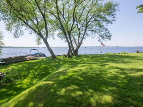 300 Cir Dr, Meskegon MI 49445-2712 exterior