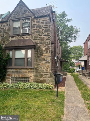 986 Allengrove St, Philadelphia PA  19124-2410 exterior