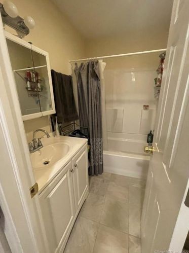 89 Old Broadway, North Haven CT 06473-1606 exterior