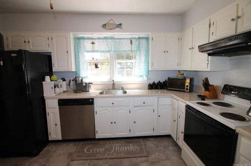 73 Mandalay Dr, Poughkeepsie NY 12603-2639 exterior