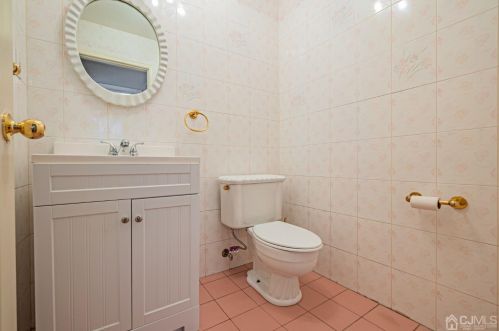 6 Sarah Ct, Edison NJ 08817-2288 exterior