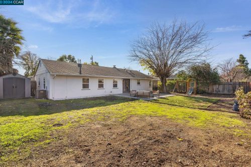 106 Doris Dr, Concord CA  94523-2915 exterior