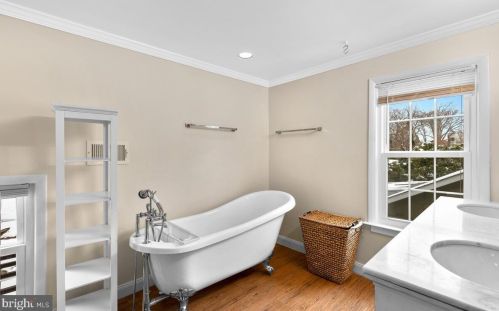 725 Silver Spring Ave, Silver Spring MD 20910-4616 exterior