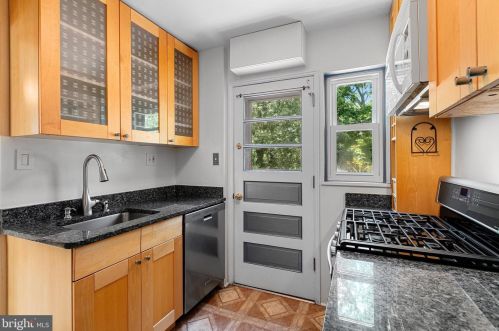 6934 Westhampton Dr, Alexandria VA 22307-1528 exterior