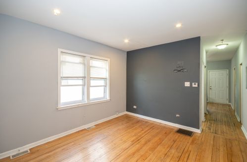 8322 Houston Ave, Chicago IL 60617-2543 exterior