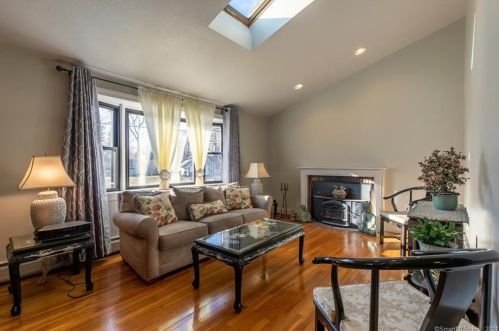 6 Debra St, Enfield CT 06082-5031 exterior