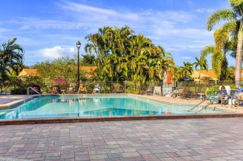 566 Beachwalk Cir, Naples FL 34108-7734 exterior