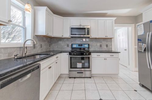 23 Holl St, Manchester CT 06040-5325 exterior