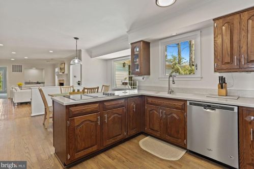 701 Rdg Dr, Mc Lean VA 22101-1620 exterior