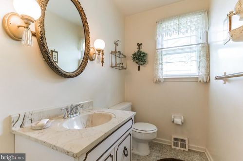 271 Lamplighter Ln, Huntingdon Valley PA 19006-3033 exterior