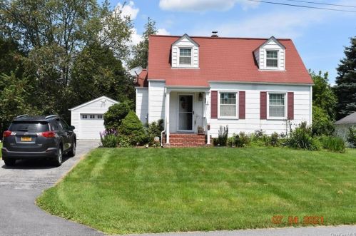 3 Kinderhook Dr, Poughkeepsie, NY 12603-5327