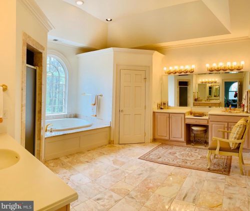 1289 Ballantrae Farm Dr, Mc Lean VA 22101-3027 exterior