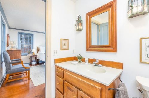 136 Mtn Spg Rd, Farmington CT 06032-1612 exterior