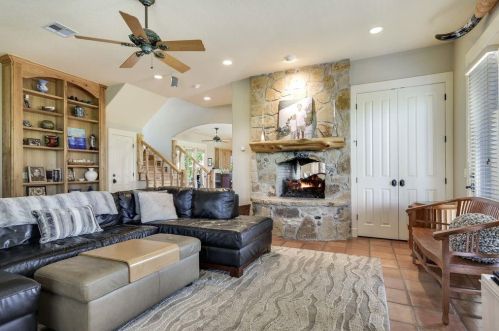 610 Crystal Crk Dr, Austin TX 78746-4728 exterior