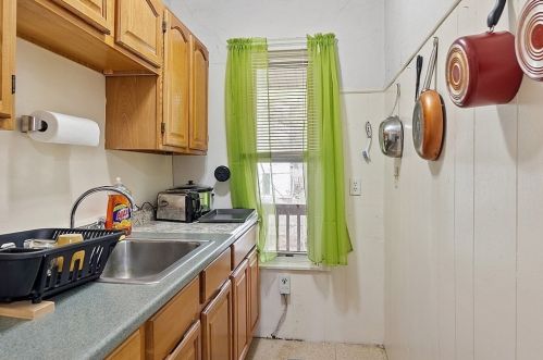 9 Elizabeth St, Worcester MA 01605-2949 exterior