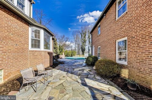 1101 Morningside Ln, Alexandria VA 22308-1042 exterior