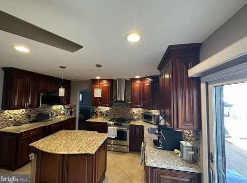 2269 Pne Rd, Huntingdon Valley PA 19006-4028 exterior