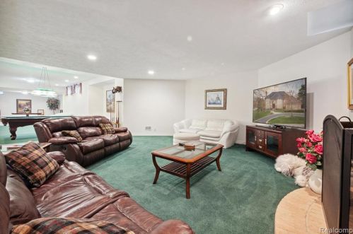 2511 Golf Crst Dr, Rochester MI 48309-4063 exterior