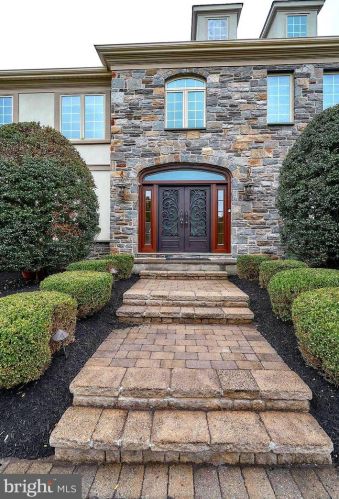 2221 Jefferson Ln, Huntingdon Valley PA 19006-6038 exterior