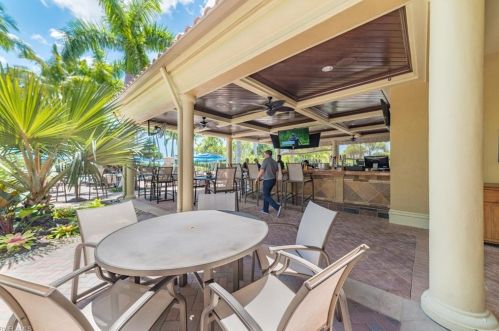 1050 Borghese Ln, Naples FL 34114-7921 exterior