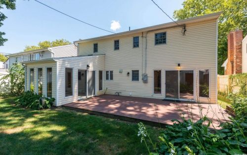 11 Munson Ct, Huntington Station NY 11747-1632 exterior