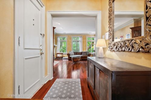 21 Elm St, Chicago IL  60610-2714 exterior