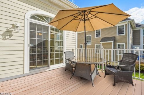 31 Baxter Ln, Town Center NJ 07052-1430 exterior