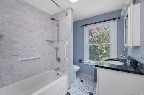 8 Un St, Milford CT 06460-4724 exterior