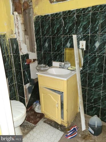 117 Spg Vly Rd, Darby PA 19023-1419 exterior