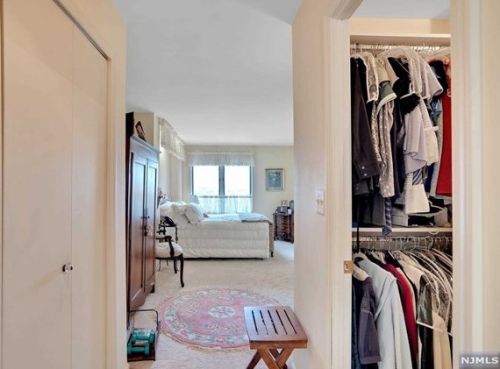 315 Livingston Ct, Edgewater NJ 07020-1639 exterior