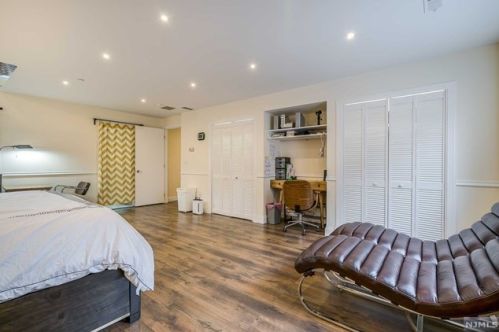 11 Lawrence Ct, Teaneck NJ 07666-6489 exterior