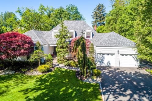 29 Mulberry Ln, Edison, NJ 08820-2908